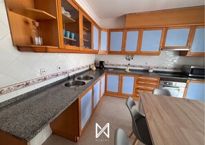 Family House | Private kitchen | Microwave, oven, electric kettle, cookware/dishes/utensils