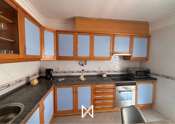 Family House | Private kitchen | Microwave, oven, electric kettle, cookware/dishes/utensils