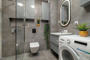 Estudio, balcón | Baño | Ducha y toallas