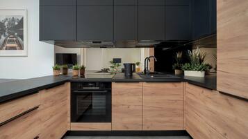 Studio, Balcony | Private kitchen | Dishwasher, cookware/dishes/utensils