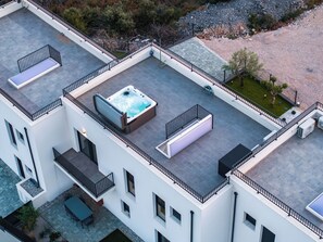 Bañera de hidromasaje al aire libre