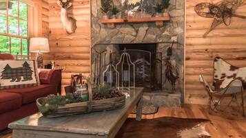 Een televisie, een open haard en een kantoor