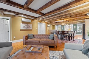 智能電視、壁爐、書籍