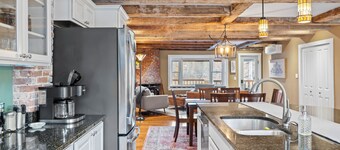 Downtown, River Views, Dining, King & Queen beds!