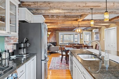 Downtown, River Views, Dining, King & Queen beds!