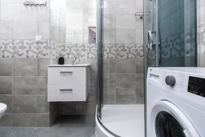 Haartrockner, Handtücher, Seife, Shampoo