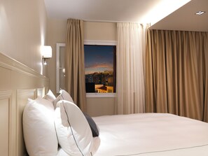 Executive Suite, Hill View with Balcony | Városra néző