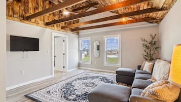 Een televisie, tafelvoetbal, boeken en een kantoor