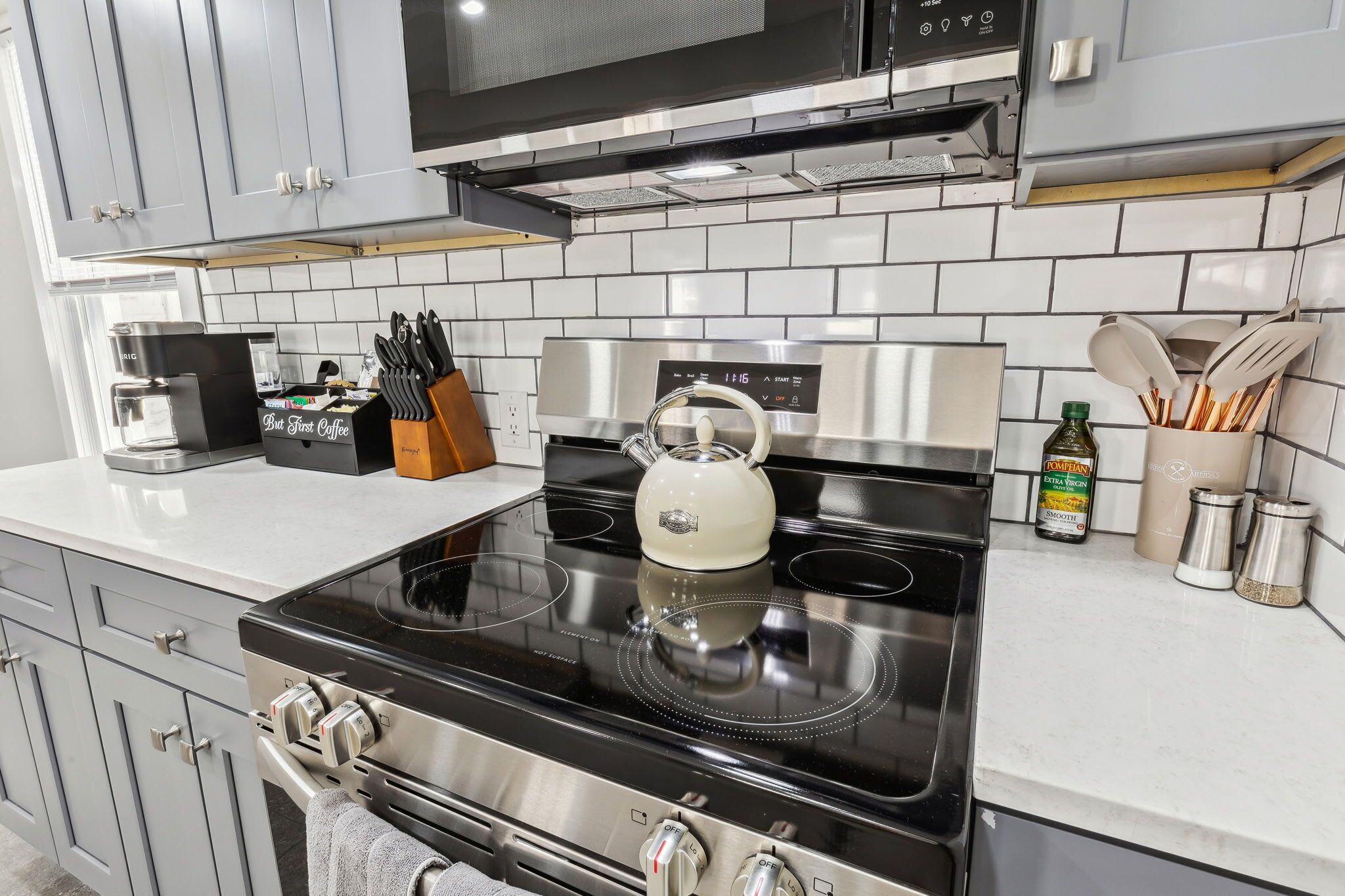 Een koelkast, een microgolfoven, een oven, een kookplaat