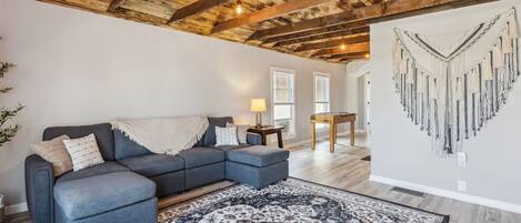 Televisión, futbolito, libros y oficina