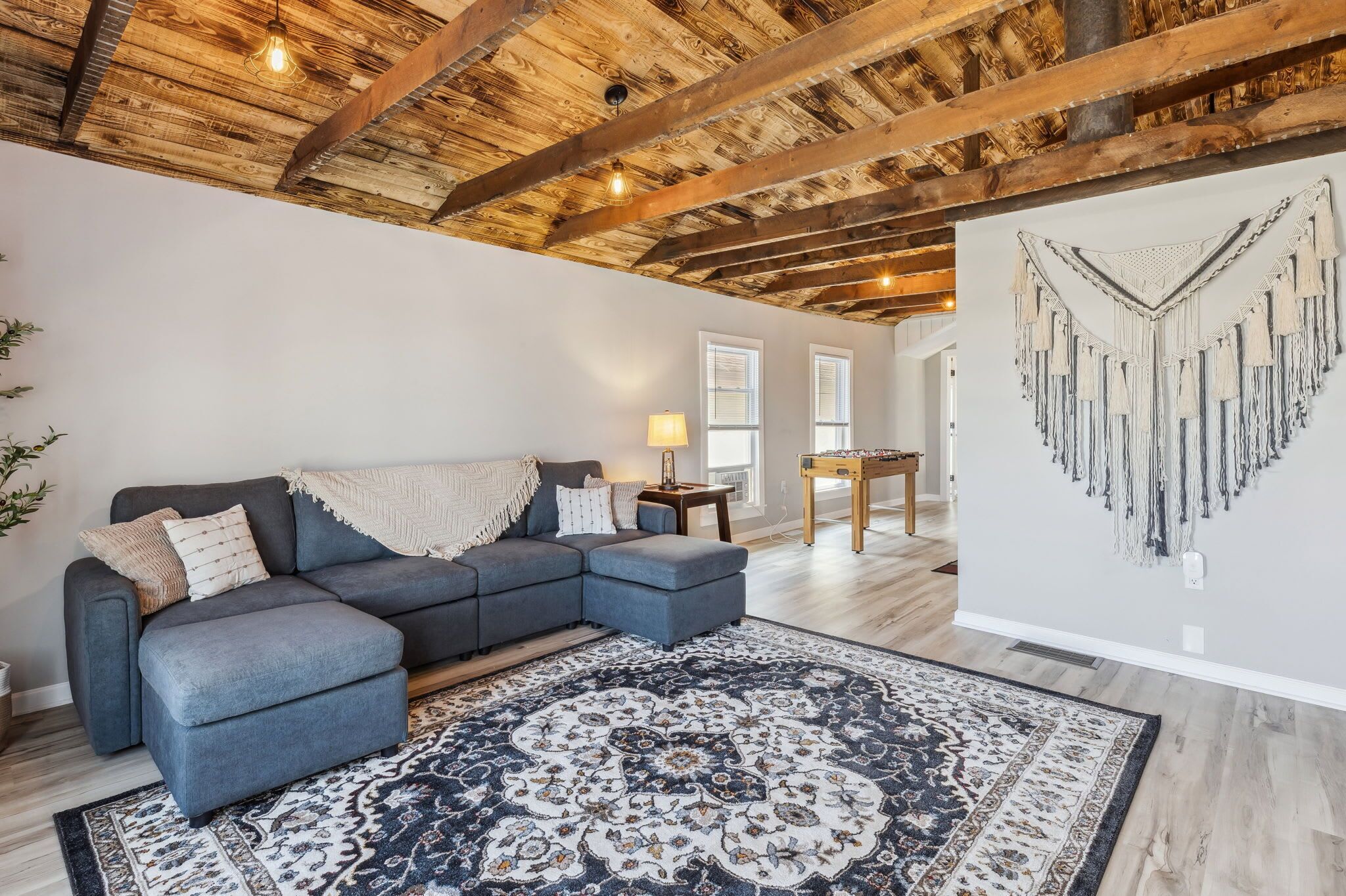 Televisie, tafelvoetbal, boeken en een kantoor