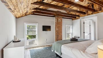 3 bedrooms, desk, iron/ironing board, WiFi