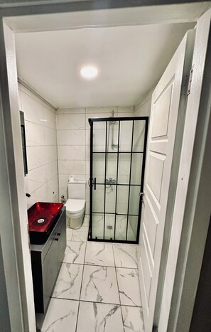 Shower, hair dryer, slippers, towels - The Hera Gold Hotel (Istanbul)