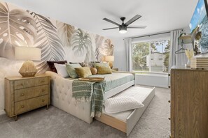 4 bedrooms, desk, iron/ironing board, travel crib - Tropical Oasis, 5 Mins to Beach (Seminole)