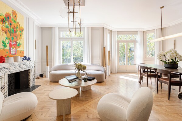 Smart TV - 4BR Parisian Chic Getaway - Eiffel & Seine Walks (Paris)