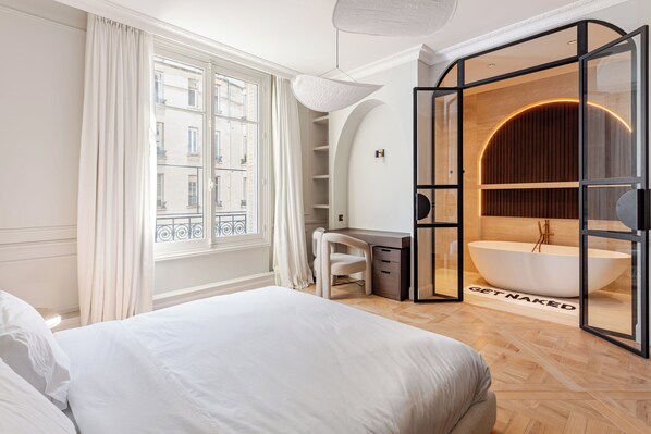 4 bedrooms, desk, free WiFi, bed sheets