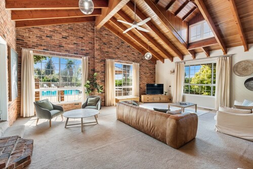 Entertainer's Dream - 6 Bedroom Home, Sleeps 17