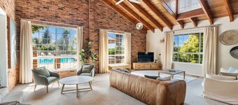 Entertainer's Dream - 6 Bedroom Home, Sleeps 17