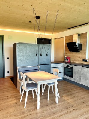 Kühlschrank, Ofen, Herdplatte, Geschirrspüler