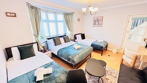 6 室のベッドルーム、アイロン / アイロン台、WiFi (無料)