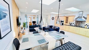 In-room dining - Greatwest House (Isleworth)