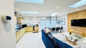 Living area - Greatwest House (Isleworth)