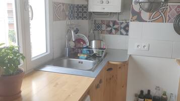 Fridge, oven, stovetop, coffee/tea maker