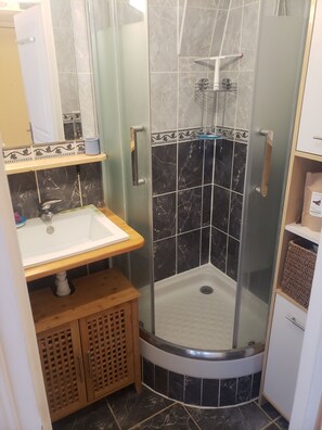 Dusche, Haartrockner, Handtücher, Seife
