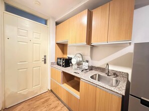 尊爵公寓客房 | 私人小型廚房 | 大型冰箱、微波爐、烤麵包機、中島式廚房