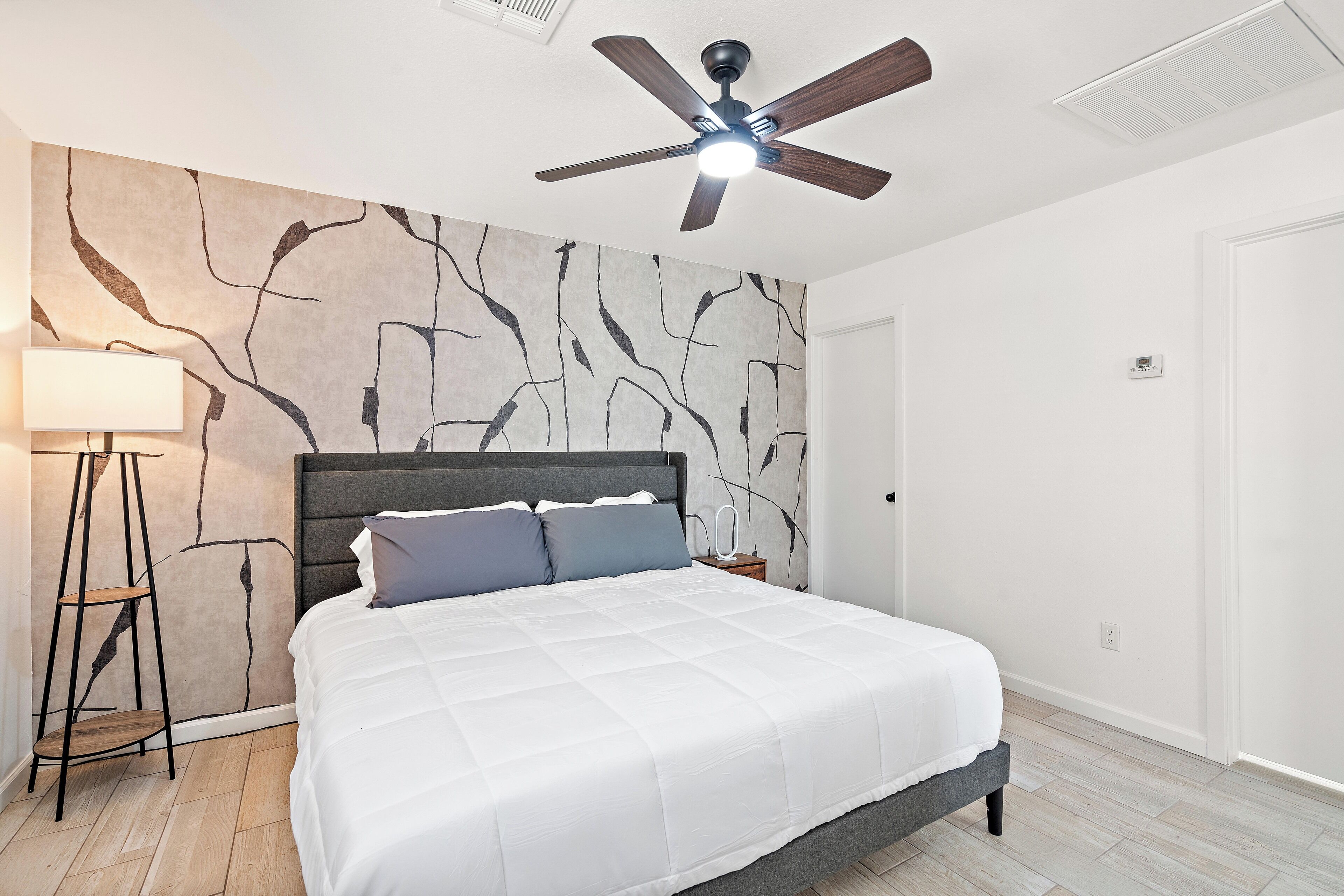 1 室のベッドルーム、デスク、アイロン / アイロン台、WiFi (無料)