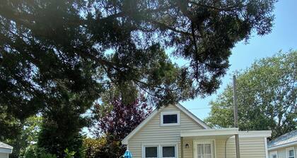 Charming 2-bedroom cottage in delightful Beach Haven