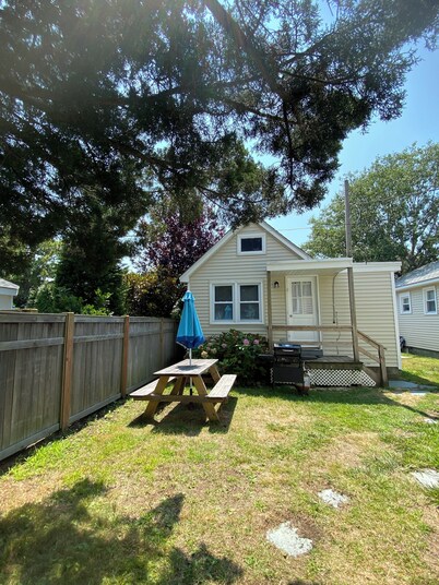 Charming 2-bedroom cottage in delightful Beach Haven 
