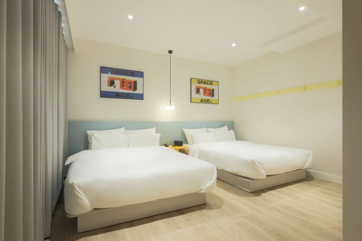 Deluxe Twin Room | Peralatan tempat tidur premium, meja, kalis bunyi, Wi-fi percuma