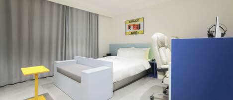 Ropa de cama de alta calidad, escritorio y sistema de insonorización
