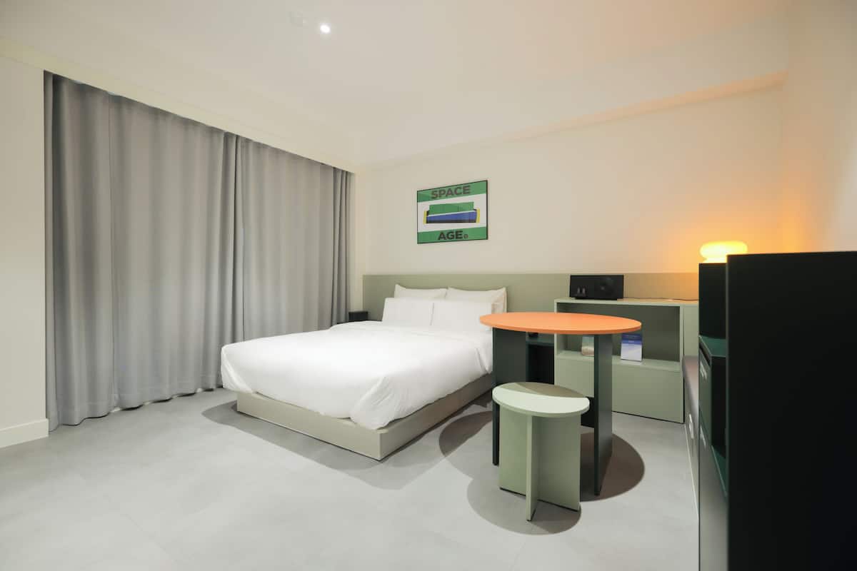 Double Room (Randomly assigned) | Peralatan tempat tidur premium, meja, kalis bunyi, Wi-fi percuma