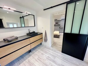 2 sovrum, strykjärn/strykbräda, wi-fi och sängkläder