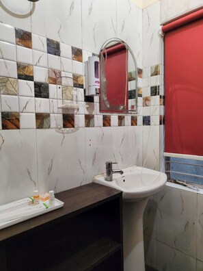 Dusj, regndusjhode, håndklær og såpe