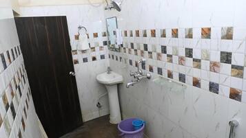 Superior Double Room | Bathroom | Shower, rainfall showerhead, towels, soap