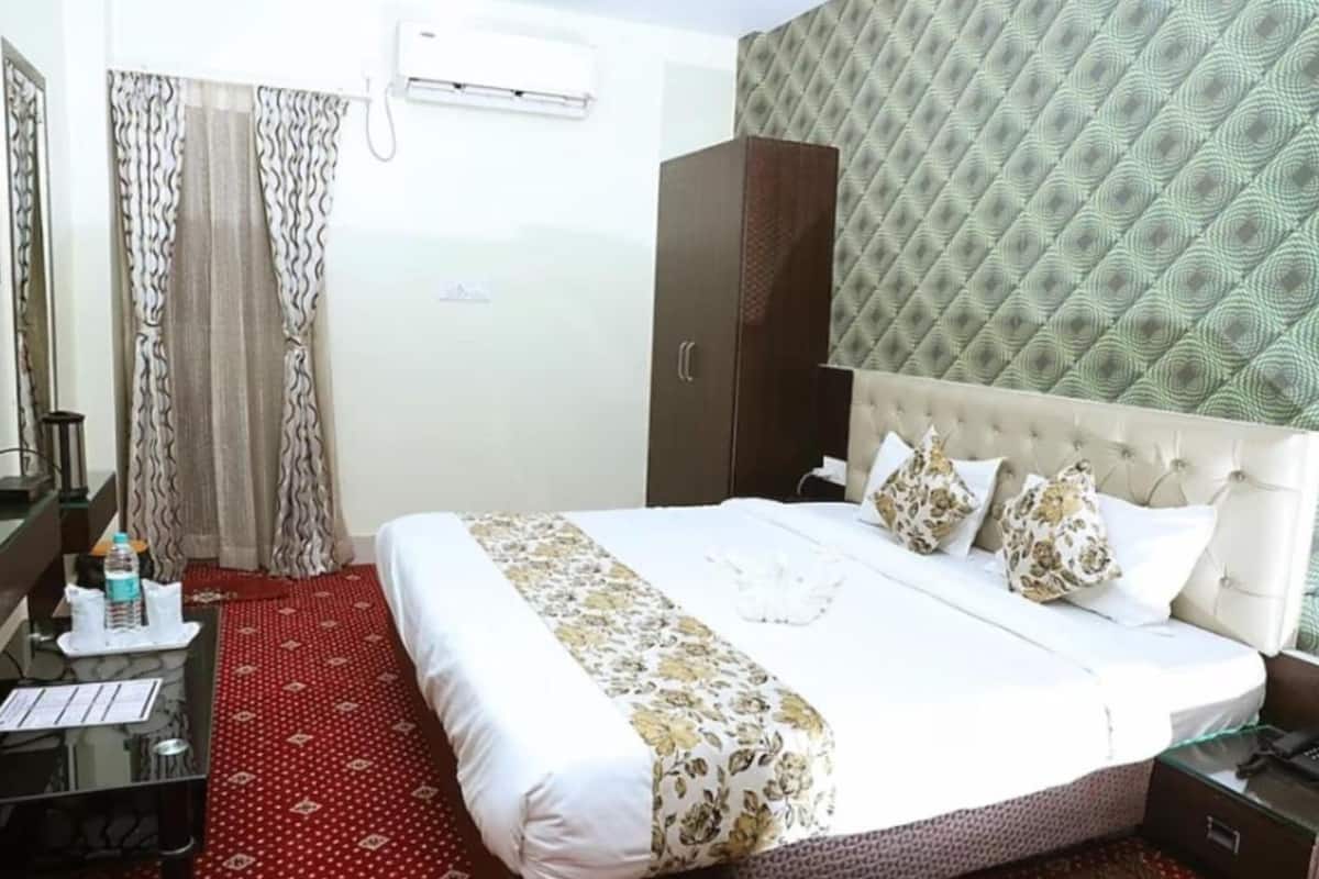 Premium Room | Free WiFi, bed sheets