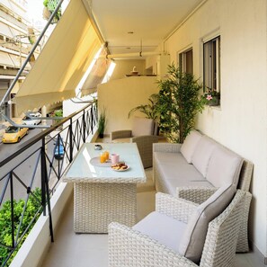 Outdoor dining - Charming apartment Galatsi for 5 by MPS (Galatsi)