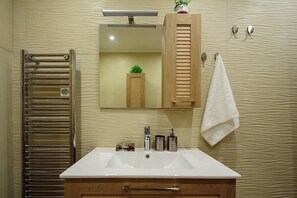 Shower, hair dryer, towels, soap - Charming apartment Galatsi for 5 by MPS (Galatsi)