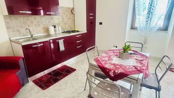 Jääkaappi, mikroaaltouuni, liesi, astianpesukone