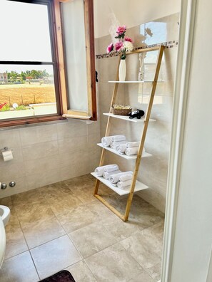 Douche, sèche-cheveux, bidet, serviettes fournies