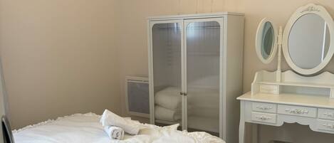 1 dormitori, planxa i posts de planxar i roba de llit