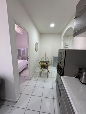 1 chambre, fer et planche à repasser, draps fournis