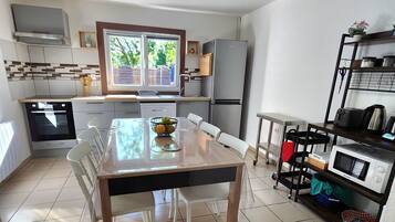 Microondas, horno, parrilla de estufa y lavavajillas