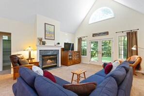 Smart TV, DVD player, books - Country Home, Walk to Multiple Wineries (Baroda)