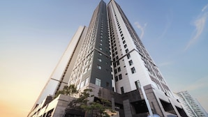 Un immeuble de grande hauteur, doté de nombreux étages, de grandes fenêtres et d’une architecture moderne.