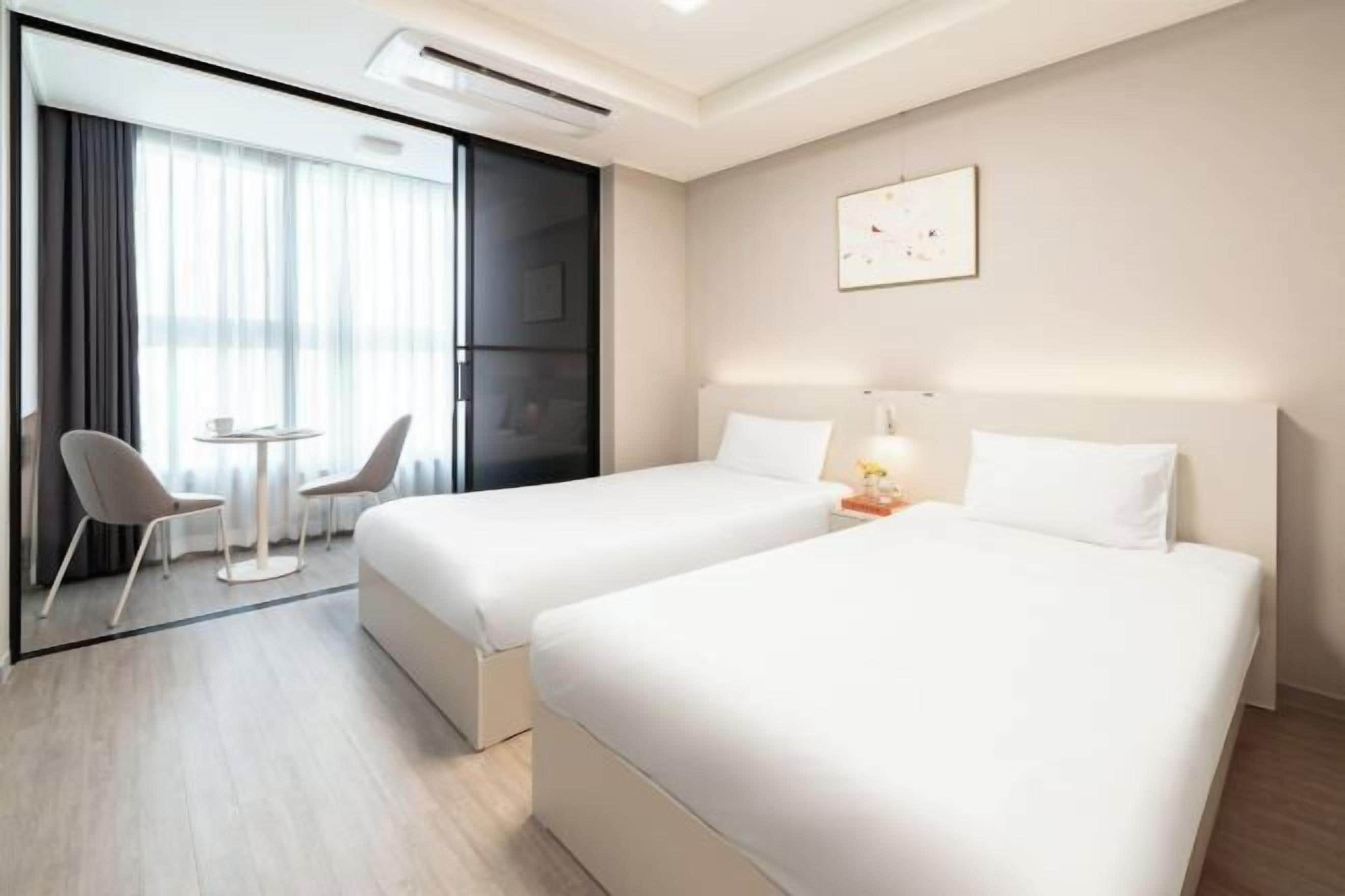 Escrivaninha, espaço de trabalho para notebook, cortinas blackout