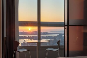 Studio Harbor Ocean | Living area | 55-inch TV with cable channels, heated floors - Urbanstay Incheon Chinatown (Incheon)